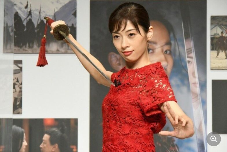 宝塚 元花組トップスター明日海りお ムーラン 公開記念オンライン パーティに登場 花の道でホットにまったりと 宝塚 元花組トップスター明日海りお ムーラン 公開記念オンライン パーティに登場 花の道でホットにまったりと
