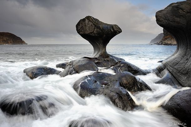 Kannesteinen Rock（ノルウェー） : 今にも倒れそうな岩