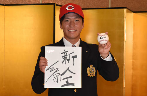 ずっとこいぐみドラ１関学大・黒原拓未◆「初心を忘れず、貪欲に」色紙に「新人王」コメントする