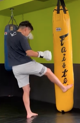 そこで蹴る