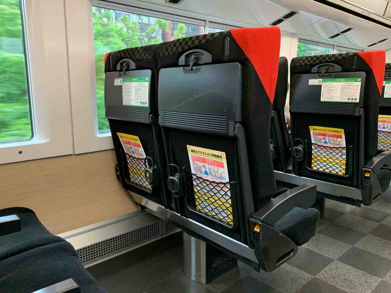 E259系成田エクスプレス 普通車の快適性と利便性 - れいるのおと