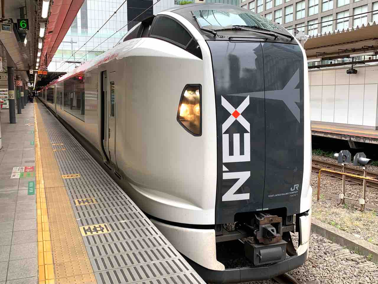 E259系成田エクスプレス 普通車の快適性と利便性 - れいるのおと