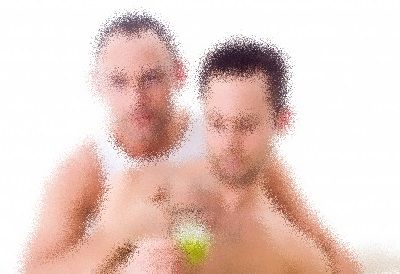 駅の改札で50代くらいの普通のおじさん二人が愛おしそうに手を取り合ってた・・・。