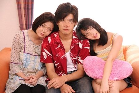 彼氏の部屋の前で彼氏の帰りを待っていたら、女の子と一緒に帰ってきました