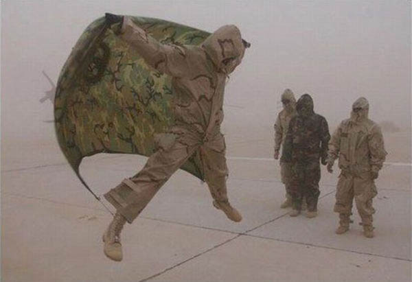 militares-divirtiendose-09