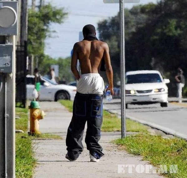 1392285346_pull_your_pants_up_man_27