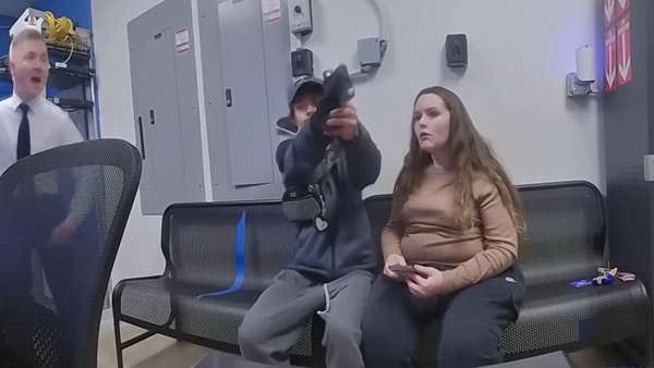 アメリカの万引き犯、逮捕後に警官を撃とうとしてボコボコにされる！　海外の反応。