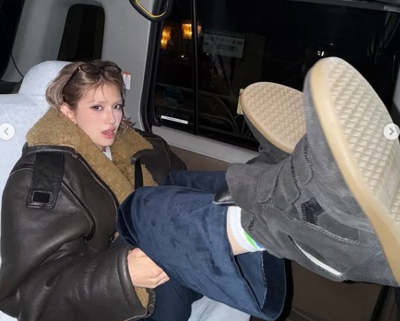 韓国アイドルが日本のタクシーで靴を履いたまま足を上げて炎上か！？　韓国の反応。