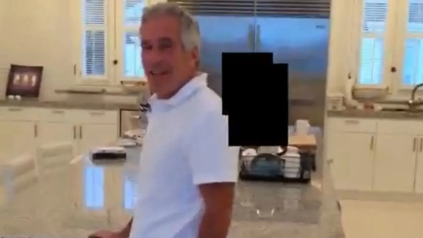 エプスタインが少女を追いかけ回してる映像が流出か！？　海外の反応。