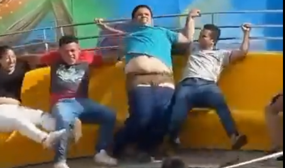 【海外】遊園地の乗り物で男性のズボンがどんどん脱げて行く映像が話題にｗ　