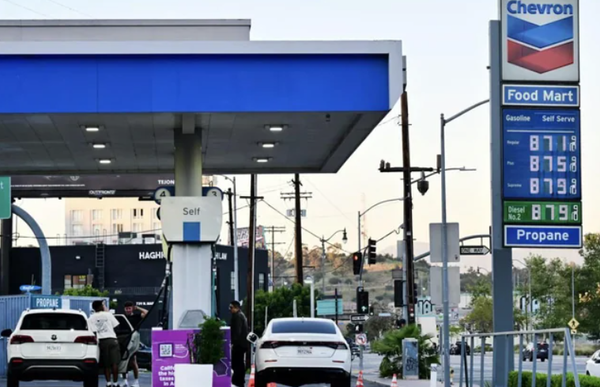 世界各国でガソリン価格が高騰、怒りの声相次ぐ！　海外の反応。