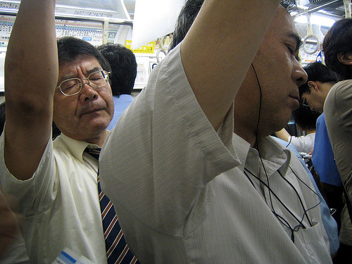 2008-07-11-japanesesalarymansleepinghangingtrain