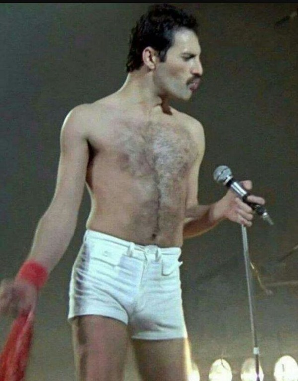 freddie-mercury-in-short-shorts-12