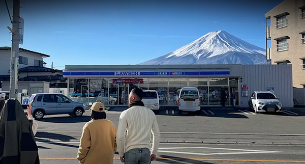 【日本人は大迷惑！？】「富士山ローソン」に外国人殺到で目隠し幕が張られることに！　海外の反応。(thumb)