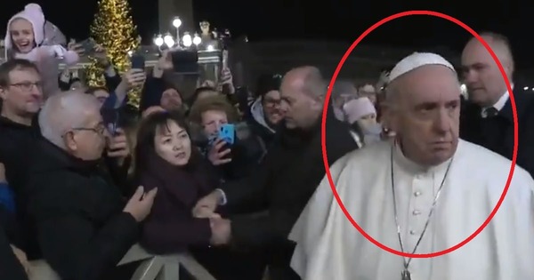 Pope-Francis-Slaps-Woman