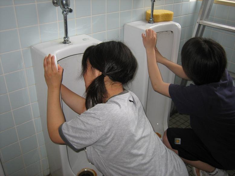 海外反応！ I LOVE JAPAN 日本の学校のトイレ掃除のやり方に外国人が疑問！ 海外の反応。