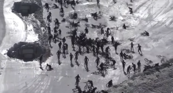 【海外】雪山を自転車で滑り落ちる競技がヤバすぎるｗ　海外の反応。