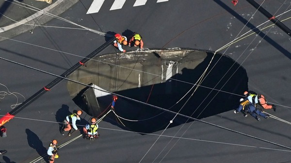 skynews-yashio-japan-sinkhole6