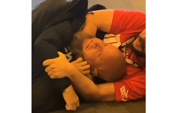 アメリカでギターを盗もうとした男、店員にチョークスリーパーされて外に放り出される