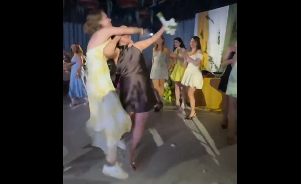 【海外】結婚式でブーケを奪い取ろうとする女性が酷過ぎると話題にｗ　海外の反応。
