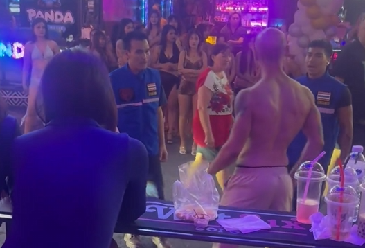 タイの歓楽街で料金を払わなかった外国人がボコボコにされる動画が話題に！　海外の反応。